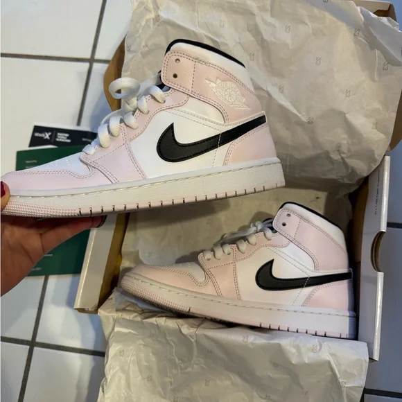 Jordan Women’s Air Jordan 1 Mid Light Violet/Black-White - Picture 1 of 8